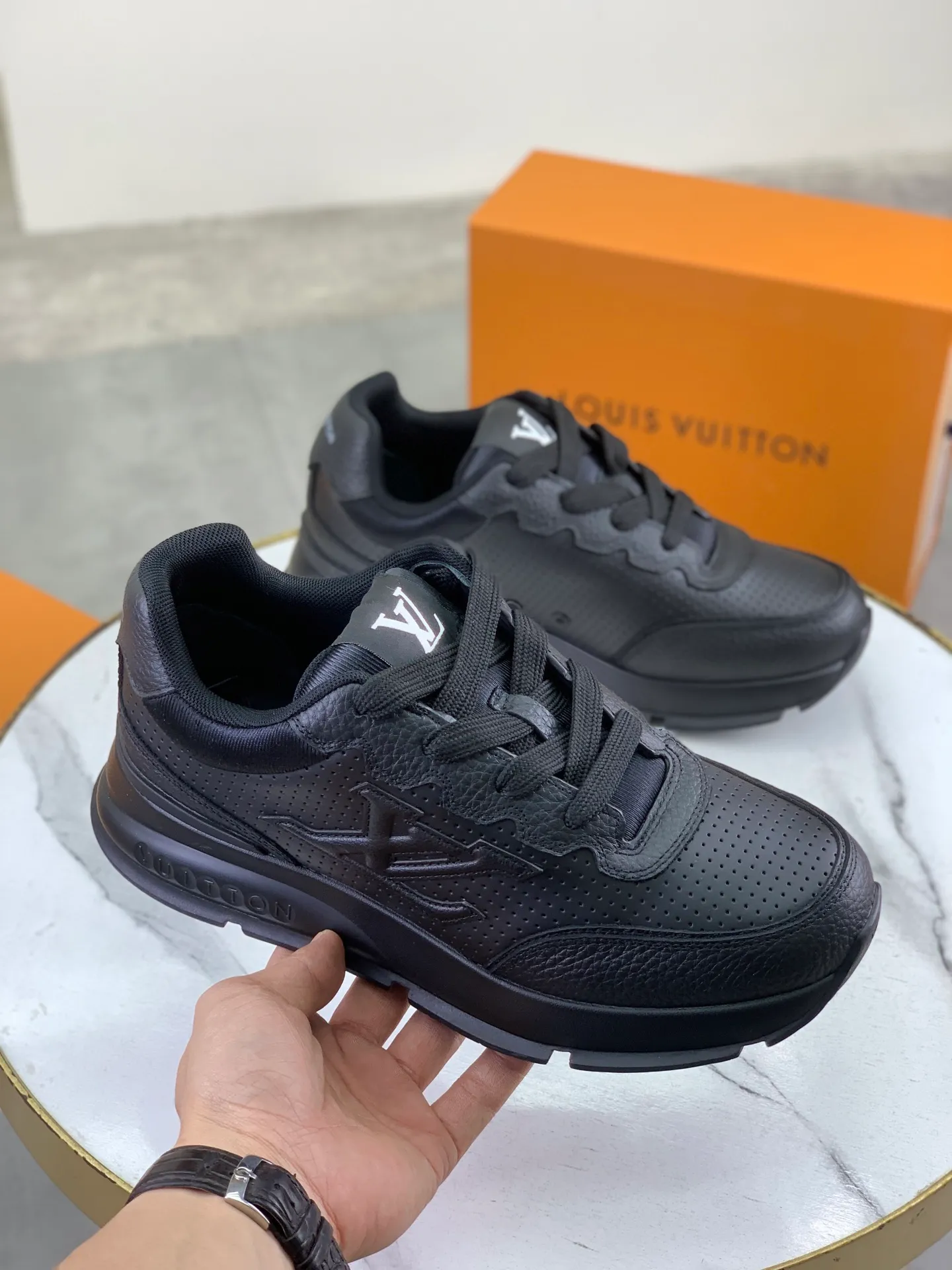 Factory price P700 💶 Top version [LOUIS VUITTON] Couple 🧑‍🤝‍🧑 Craftsman style Counter series (original order) New style 🍀LV Louis Vuitton - top version LV classic high-top trendy shoes! Made of imported original craft calfskin, original breathable lining, and original wear-resistant, lightweight, high-end TPU outsole! High quality products! 3️⃣ colors available, code numbers: female 35-39, male 39-44 (female 40, male 45 46 customized)
